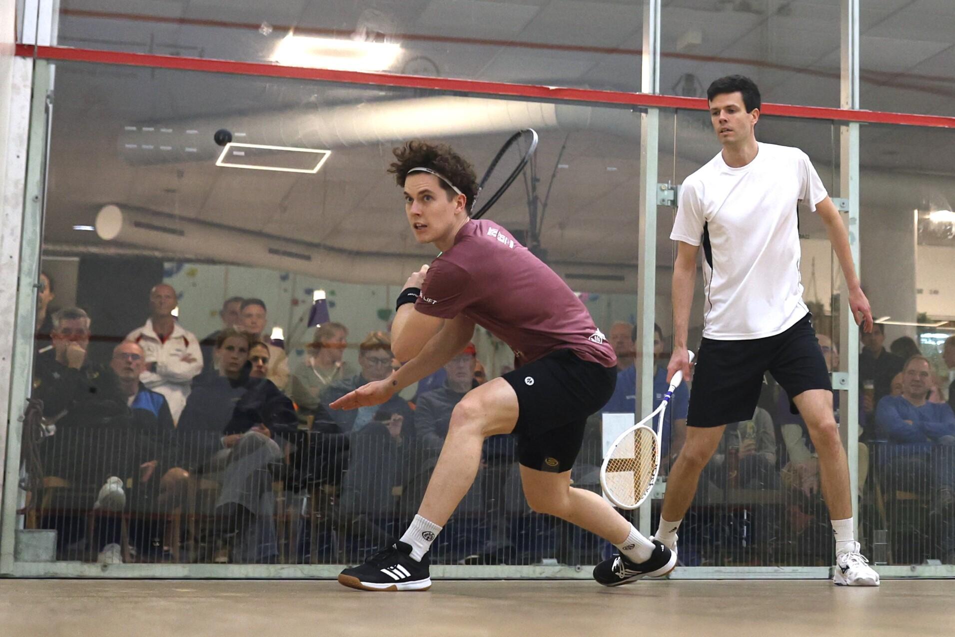Yannik Omlor (li) gewann das Halbfinale in B&ouml;blingen in f&uuml;nf S&auml;tzen gegen Robin Gadola - Bild: Christian Lortat