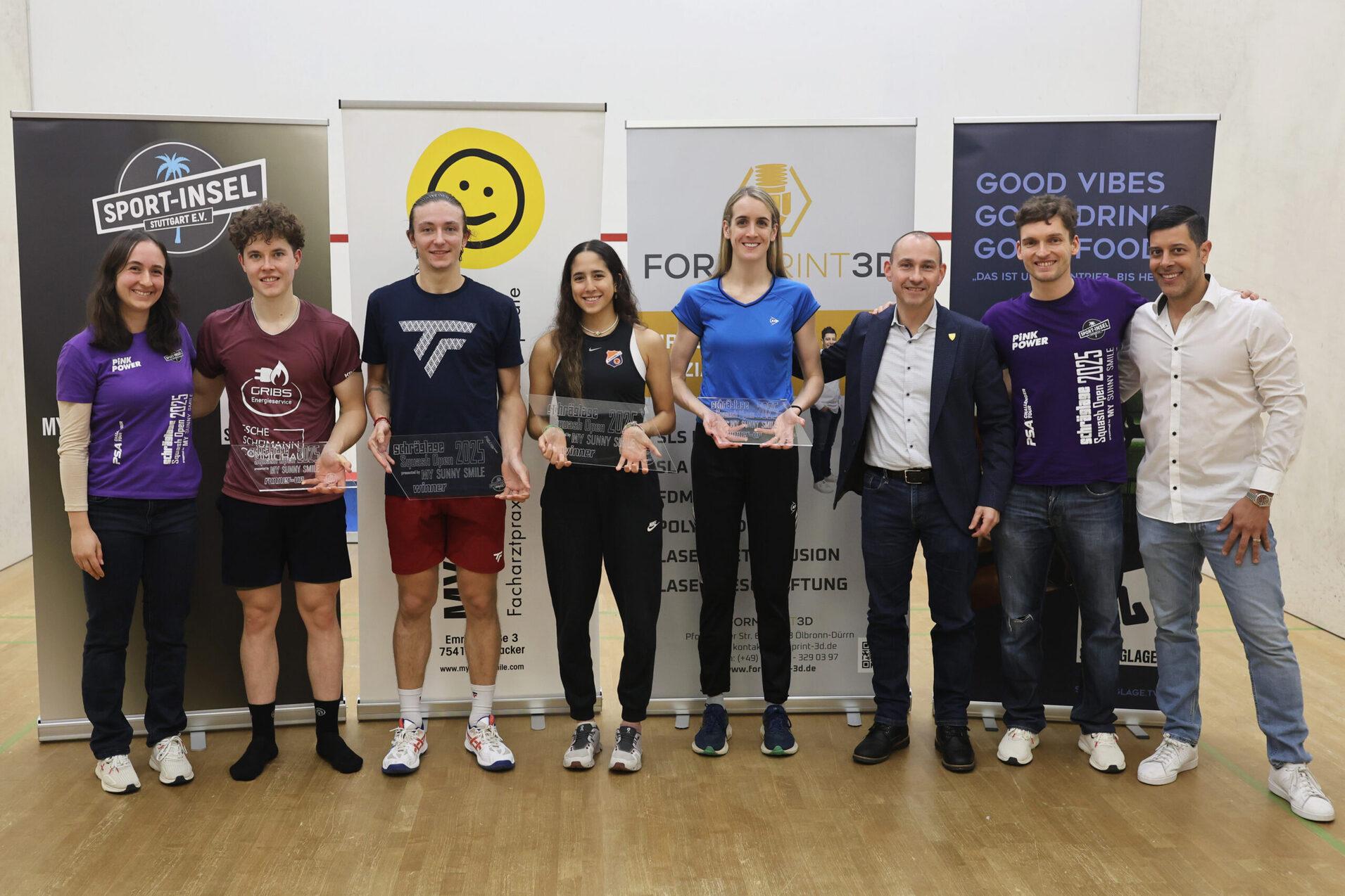Finalistinnen und Finalisten zusammen mit Turnierpromoterduo sowie Oberb&uuml;rgermeister und ein Hauptsponsorvertreter beim Gruppenfoto. V.l.n.r.: Turnierpromoterin Aylin G&uuml;nsav, Yannik Omlor, Mac&eacute;o Levy, Nour Megahed, Breanne Flynn, B&ouml;b