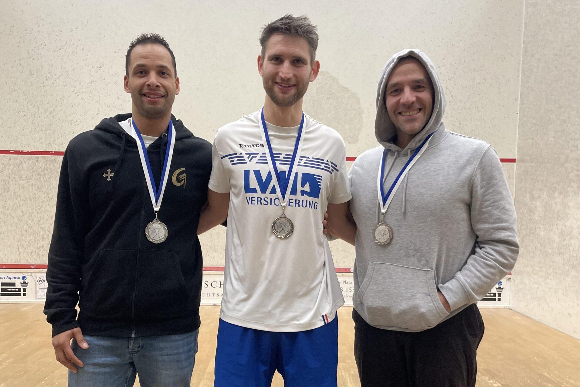V.l.n.r.: Maurice Holland, Tim Breidenbach und Jos&eacute; Roman Torregrosa Duran - Bild: Airport Squash - Benjamin Burton