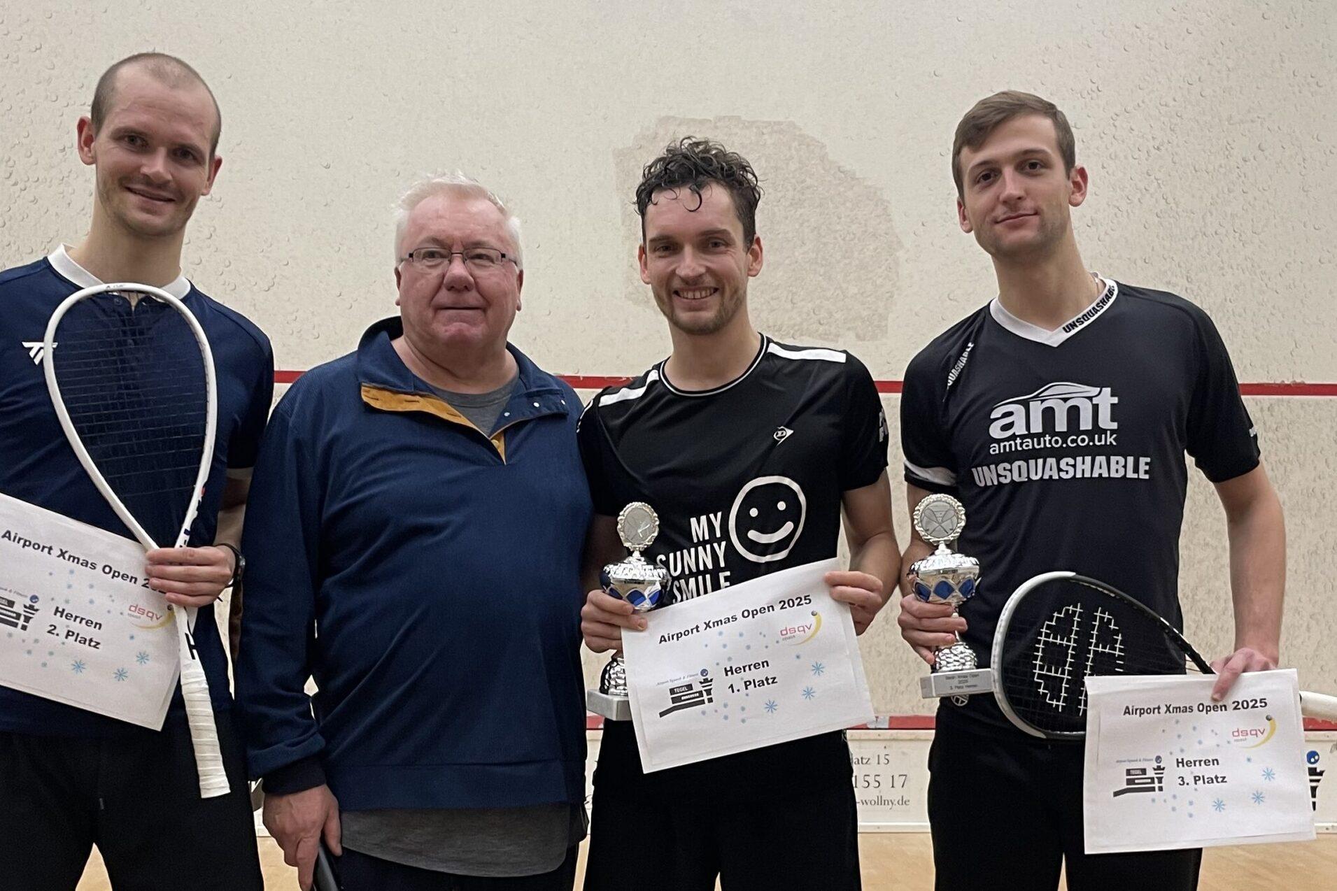 V.l.n.r.: Jakob K&auml;nel, Turnierpromoter Jeff Burton, Valentin Rapp und Yukhym Bielikov - Bild: Airport Squash - Benjamin Burton