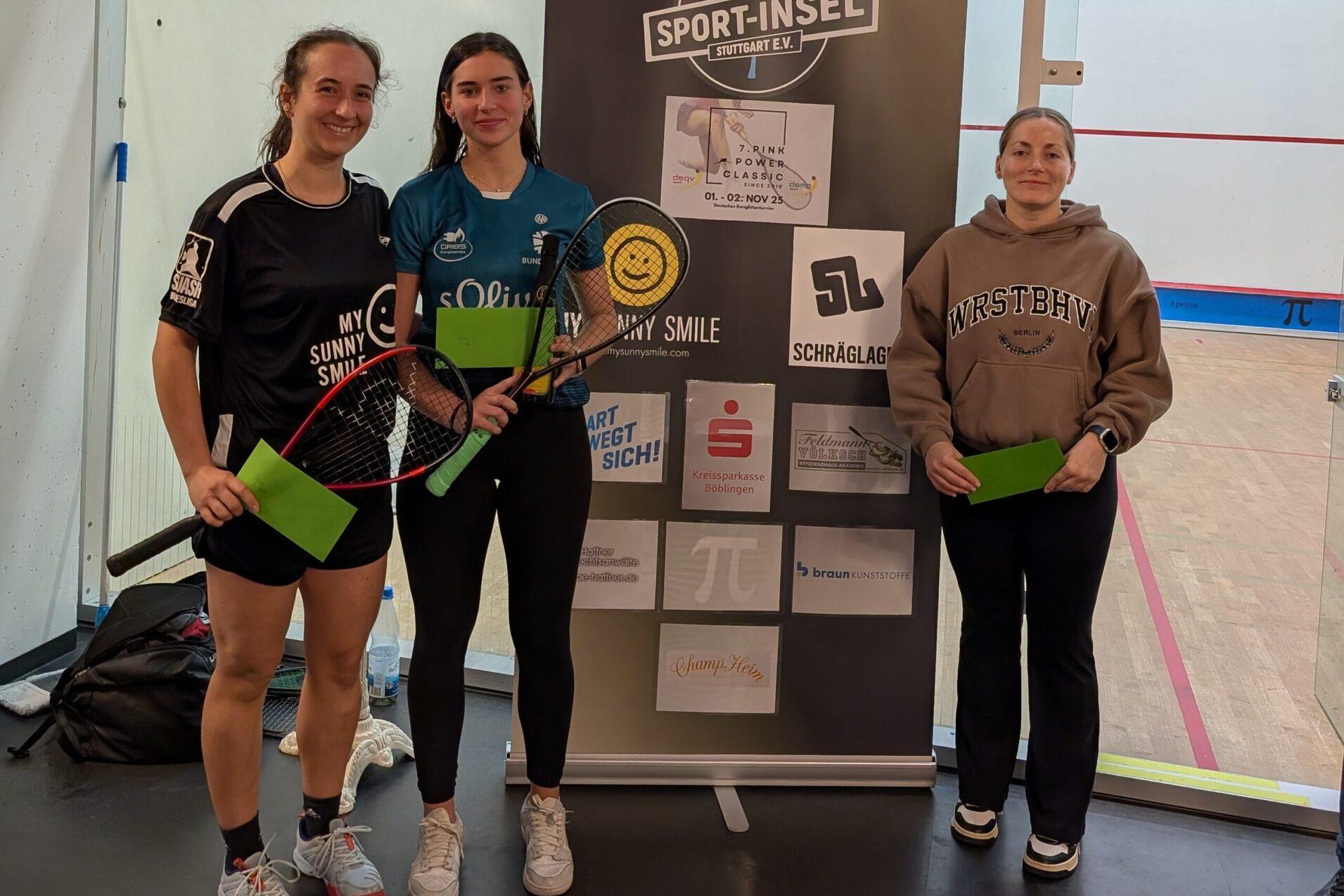 Das Damenpodest v.l.n.r.: Aylin G&uuml;nsav (Platz zwei), Maya Weishar (Siegerin) und Mareike Omlor (Platz drei) - Bild: Sport-Insel Stuttgart - Saskia Knobling