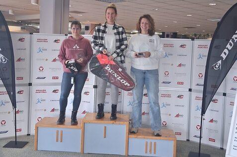 Das &Uuml;40-Podest der Damen mit den beiden Deutschen Janina Jasper (Platz eins) und Claudia M&uuml;ller (Platz zwei) - Bild: DSQV