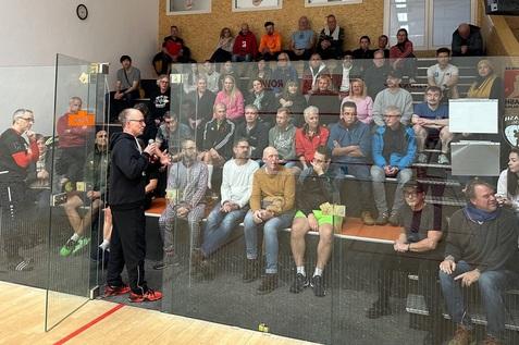 Rainer Fuhlhage-Maille (hier: vor der Courtt&uuml;r bei der Begr&uuml;&szlig;ung) gewinnt das B-Feld - Bild: DSQV