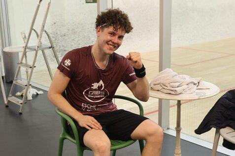 Der strahlende Viertelfinal-Gewinner mit der Siegerfaust: Yannik Omlor - Bild: Christian Lortat