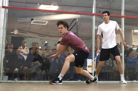 Yannik Omlor (li) gewann das Halbfinale in B&ouml;blingen in f&uuml;nf S&auml;tzen gegen Robin Gadola - Bild: Christian Lortat