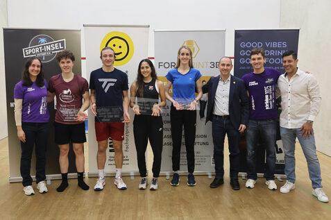Finalistinnen und Finalisten zusammen mit Turnierpromoterduo sowie Oberb&uuml;rgermeister und ein Hauptsponsorvertreter beim Gruppenfoto. V.l.n.r.: Turnierpromoterin Aylin G&uuml;nsav, Yannik Omlor, Mac&eacute;o Levy, Nour Megahed, Breanne Flynn, B&ouml;b