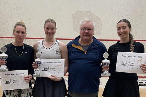 V.l.n.r.: Sharon Sinclair, Saskia Beinhard, Turnierpromoter Jeff Burton und Farida Mostafa - Bild: Airport Squash - Benjamin Burton
