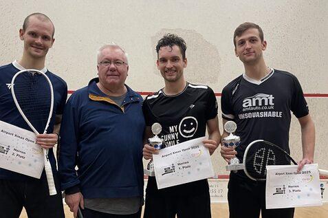 V.l.n.r.: Jakob K&auml;nel, Turnierpromoter Jeff Burton, Valentin Rapp und Yukhym Bielikov - Bild: Airport Squash - Benjamin Burton