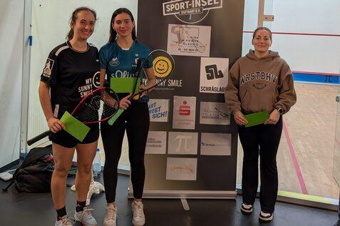 Das Damenpodest v.l.n.r.: Aylin G&uuml;nsav (Platz zwei), Maya Weishar (Siegerin) und Mareike Omlor (Platz drei) - Bild: Sport-Insel Stuttgart - Saskia Knobling