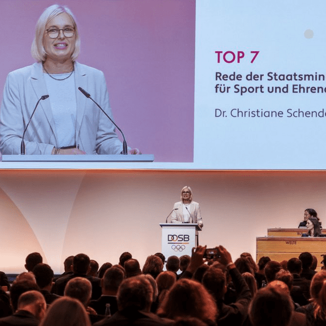 Auch bei der 22. DOSB-MGV: Dr. Christian Schenderlein, die Staatsministerin für Sport und Ehrenamt - Bild: DOSB/picture-alliance