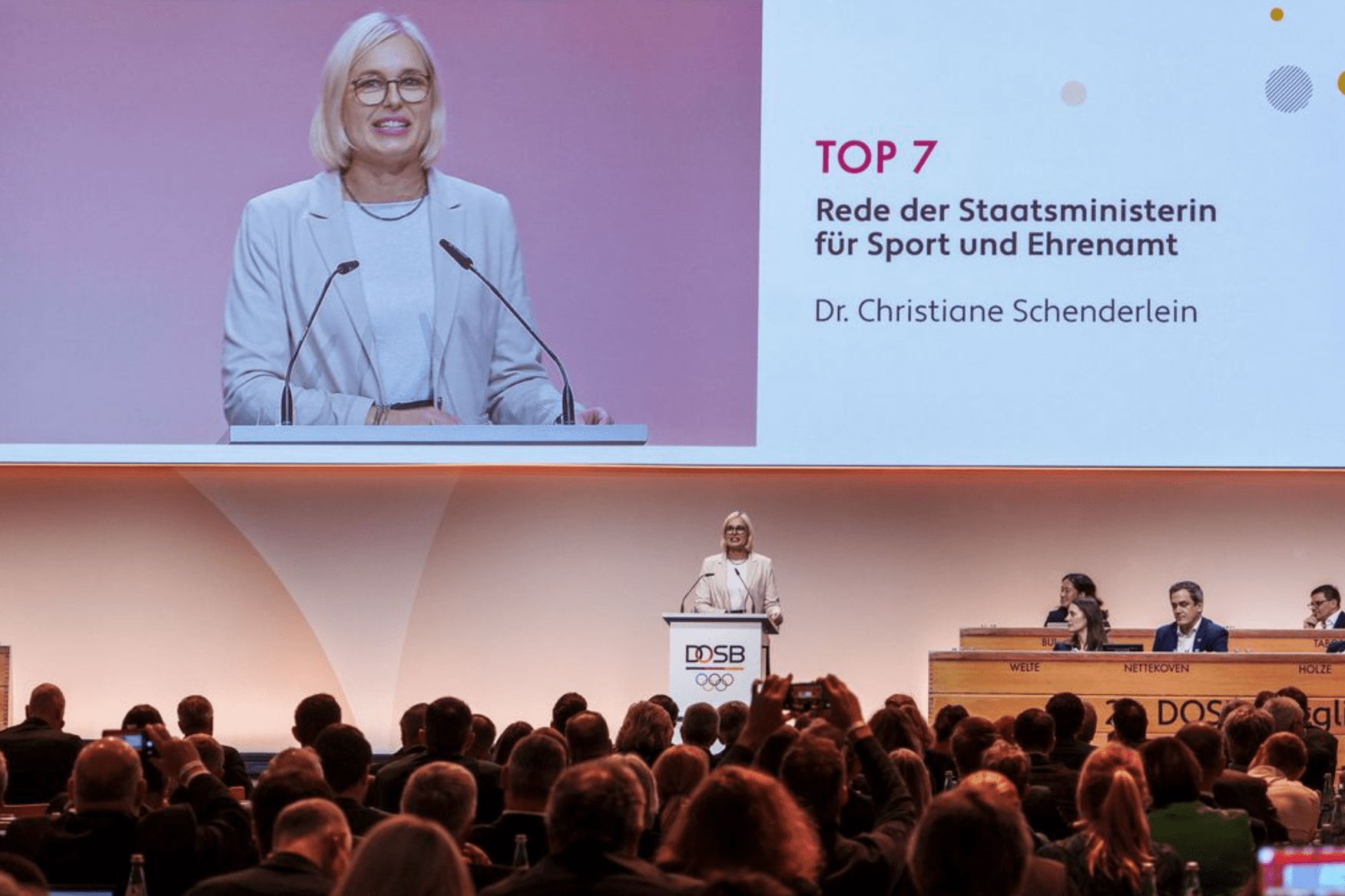 Auch bei der 22. DOSB-MGV: Dr. Christian Schenderlein, die Staatsministerin für Sport und Ehrenamt - Bild: DOSB/picture-alliance