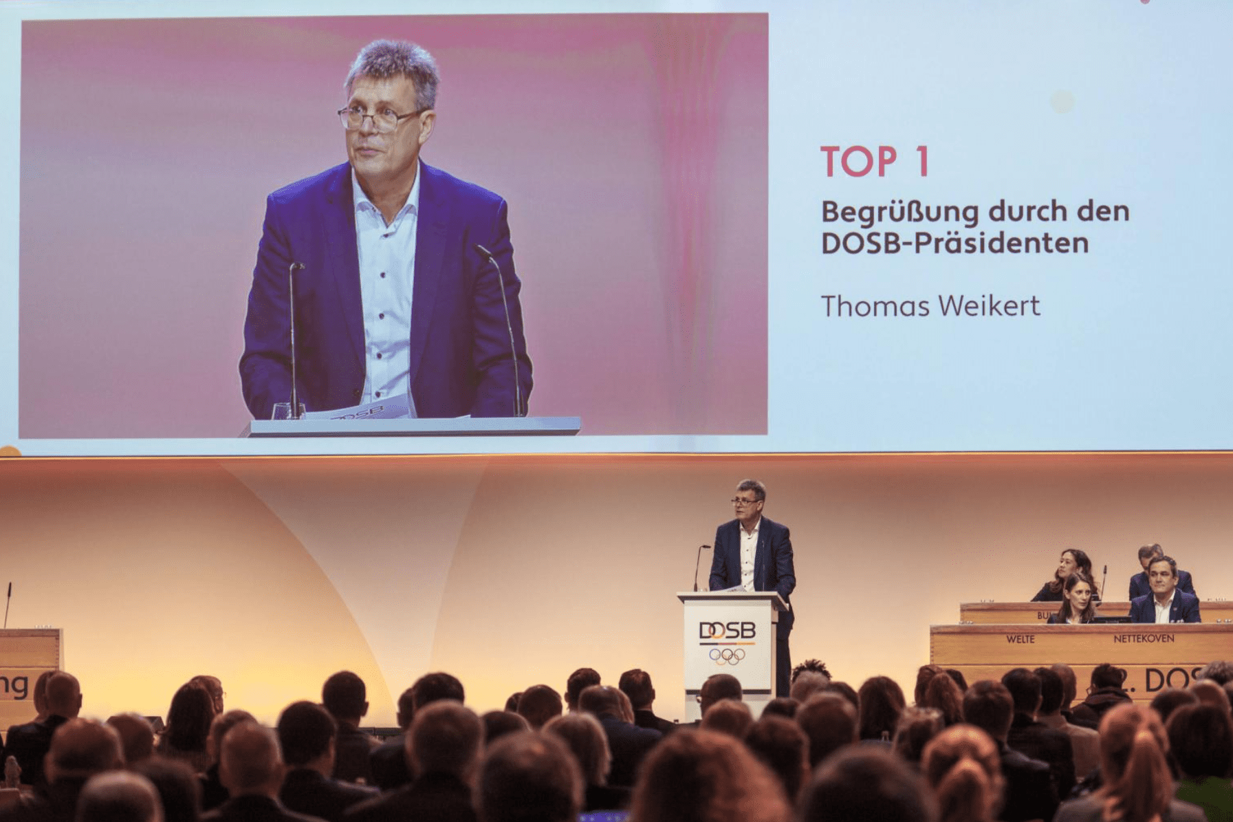 DOSB-Präsident Thomas Weikert begrüßt alle Anwesenden bei der 22. Mitgliederversammlung des DOSB in Frankfurt/Main - Bild: DOSB / picture-alliance