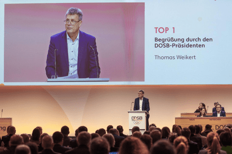 DOSB-Pr&auml;sident Thomas Weikert begr&uuml;&szlig;t alle Anwesenden bei der 22. Mitgliederversammlung des DOSB in Frankfurt/Main - Bild: DOSB / picture-alliance