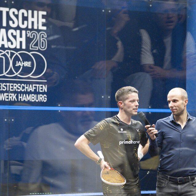 Raphael Kandra (li) nach dem gewonnenen Halbfinale im Siegerinterview mit Bart Wijnhoven vom ausrichtenden Sportwerk Hamburg - Bild: Sportwerk - Henning Angerer