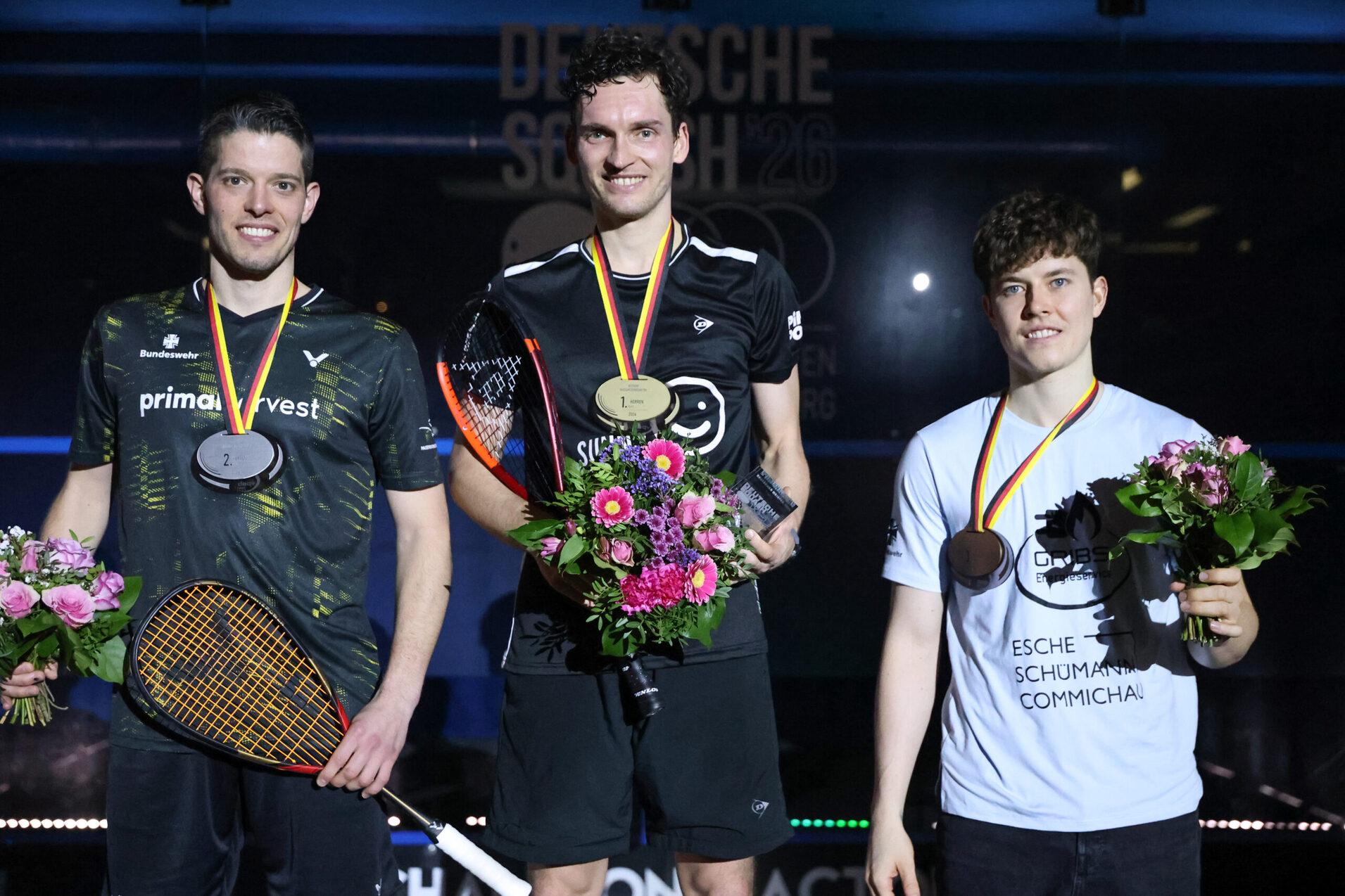 Das Herren-Podest der DEM (v.l.n.r.) - Raphael Kandra, Valentin Rapp und Yannik Omlor - Bild: DSQV - Lennard Jessen