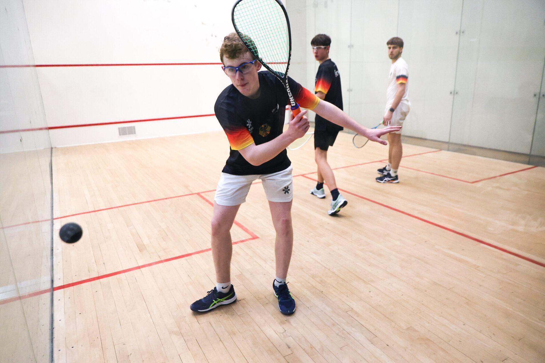 Levi Visser (am Ball) ist bei den German Junior Open 2026 in der U17 topgesetzt (hier ein Actionfoto aus dem Trainingslager in M&uuml;lheim/Ruhr) - Bild: DSQV - Lennard Jessen