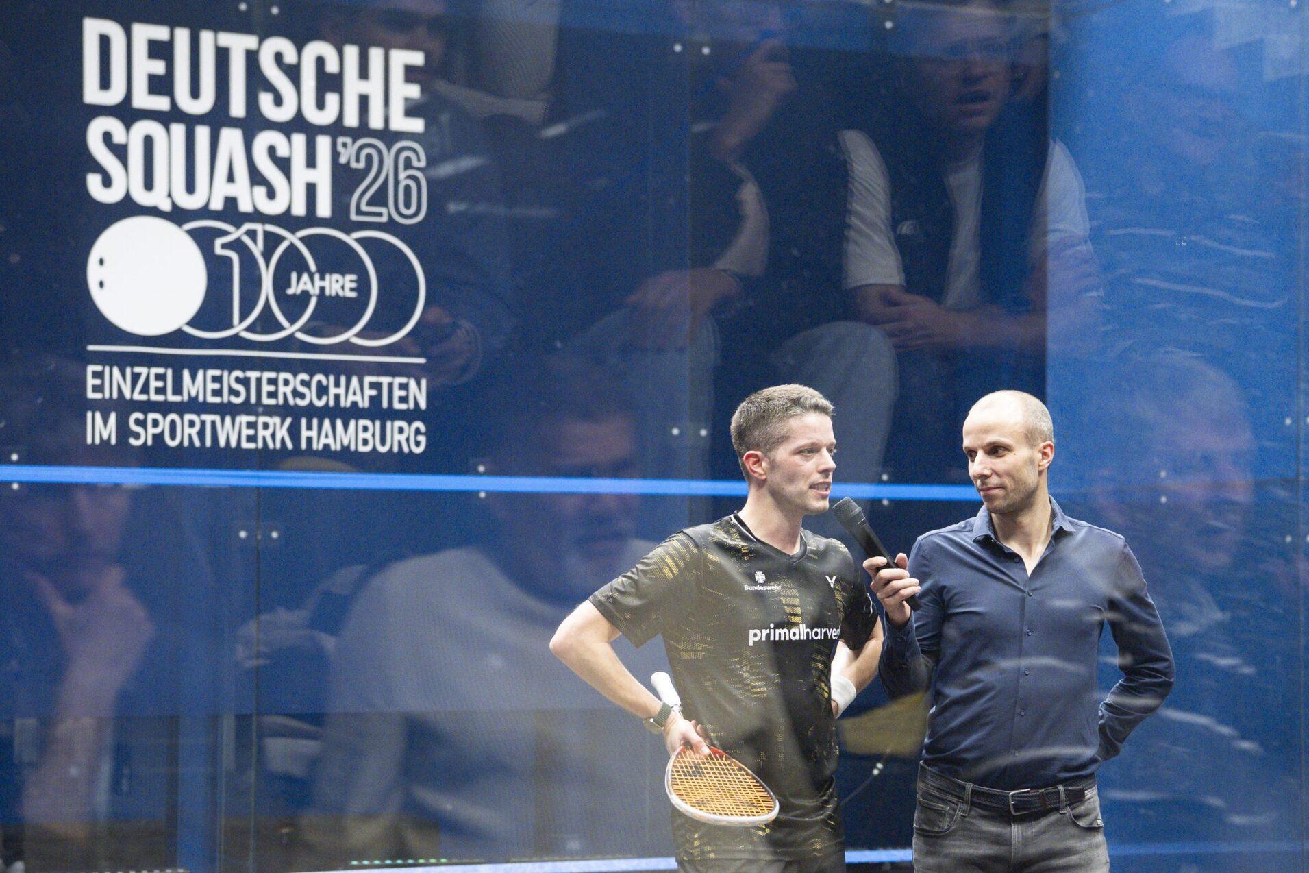 Raphael Kandra (li) nach dem gewonnenen Halbfinale im Siegerinterview mit Bart Wijnhoven vom ausrichtenden Sportwerk Hamburg - Bild: Sportwerk - Henning Angerer