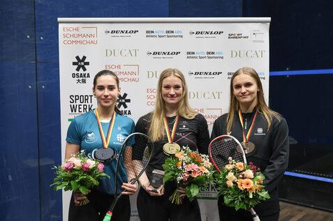 Das Damen-Podest der DEM 2026 (v.l.n.r.): Maya Weishar, Saskia Beinhard und Katerina Tycova - Bild: DSQV - Lennard Jessen