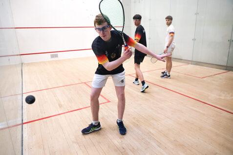 Levi Visser (am Ball) ist bei den German Junior Open 2026 in der U17 topgesetzt (hier ein Actionfoto aus dem Trainingslager in M&uuml;lheim/Ruhr) - Bild: DSQV - Lennard Jessen