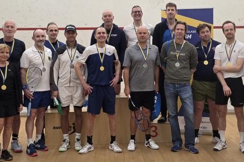 Gruppenbild vieler Masters in Malm&ouml; - Bild: European Squash Federation (ESF)