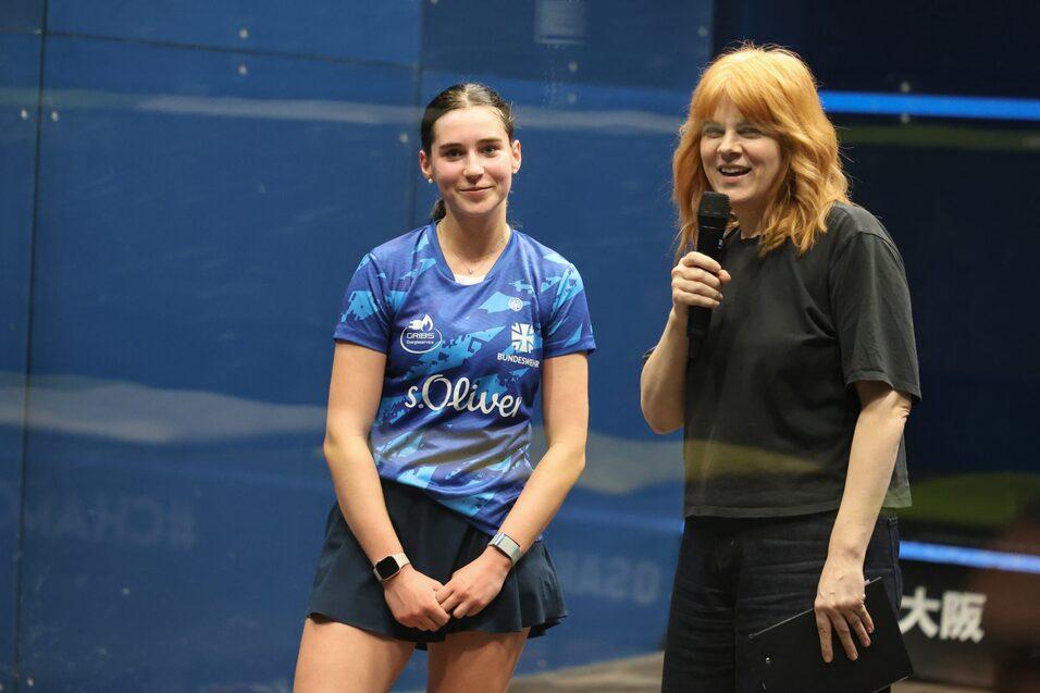 Maya Weishar (li) im Siegerin-Interview mit der PSA-Moderatorin Vanessa Atkinson - Bild: DSQV - Lennard Jessen