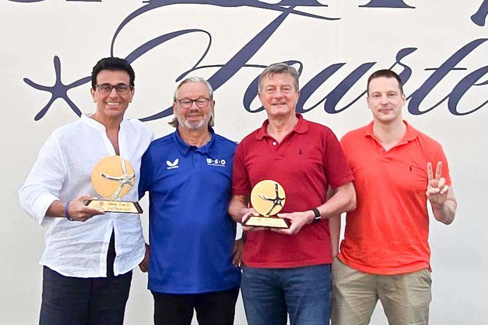 Die drei deutschen Spieler Steve Morid (1.v.l.), Felix Paal (2.v.r.) und Alexander Schramm (1.v.r.) und der deutsche Schiedsrichter Ralf Harenberg (2.v.l.) beim gemeinsamen Gruppenfoto in El Gouna - Bild: Laura Goulding