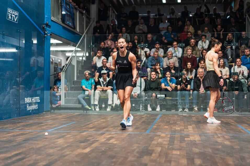 Jasmine Hutton (li) bejubelt ihren Finalsieg gegen Nele Gilis - Bild: PSA Squash Tour