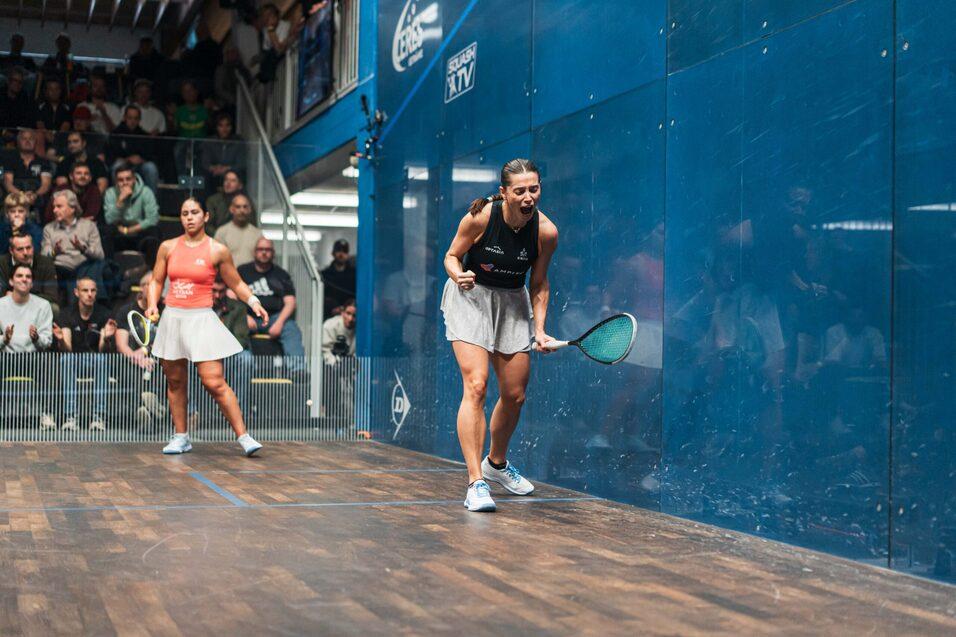 Jasmine Hutton (re) gewinnt gegen die topgesetzte Salmy Hany (li) - Bild: PSA Squash Tour