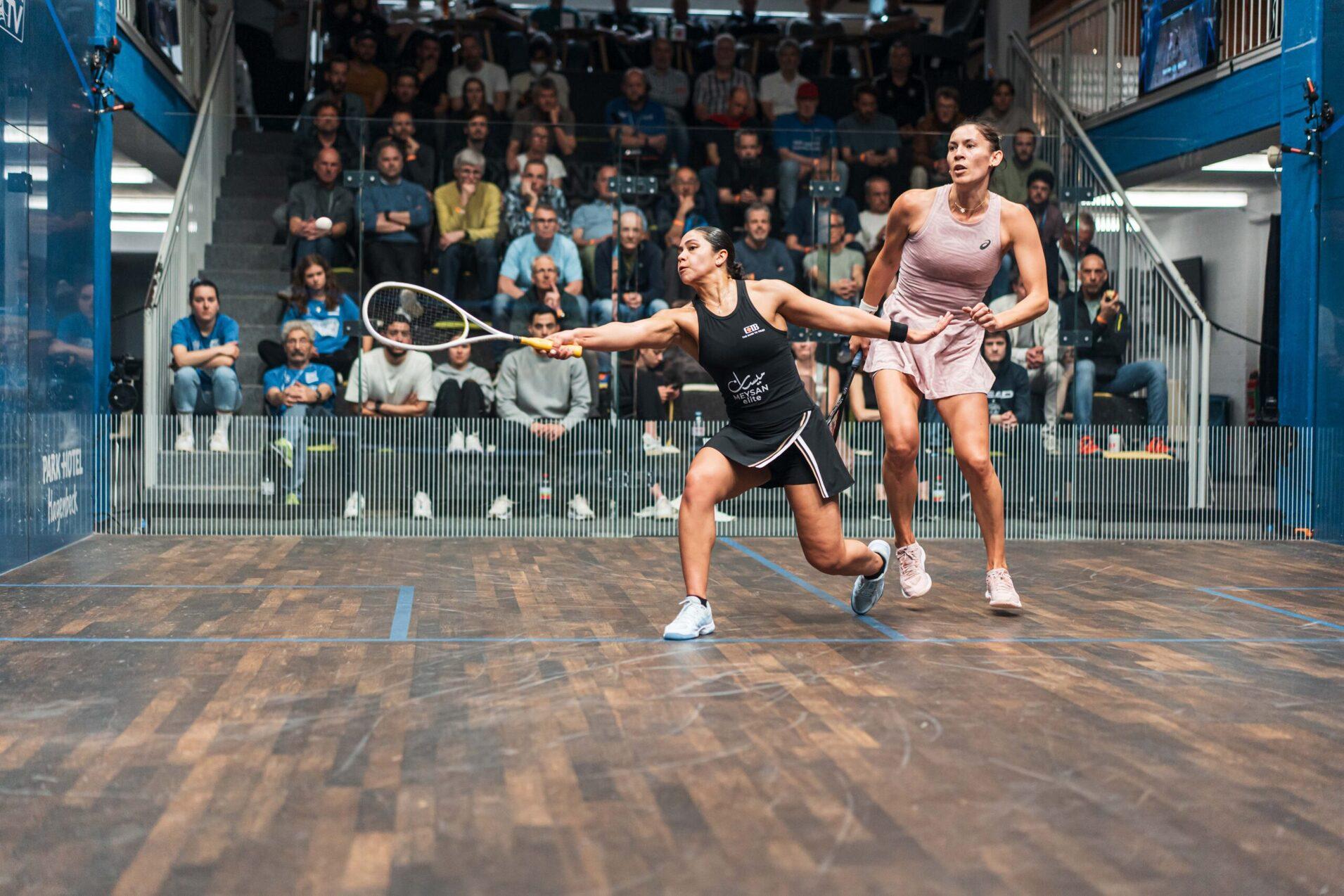 Salma Hany (li) gewinnt ihr Viertelfinale gegen Joelle King in vier Sätzen - Bild: PSA