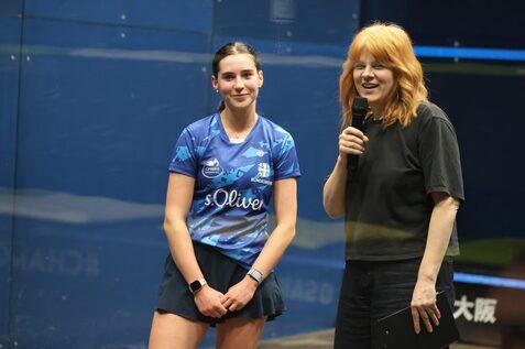 Maya Weishar (li) im Siegerin-Interview mit der PSA-Moderatorin Vanessa Atkinson - Bild: DSQV - Lennard Jessen
