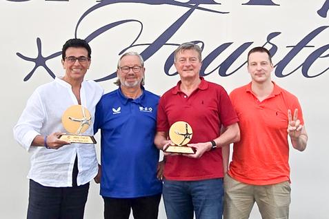 Die drei deutschen Spieler Steve Morid (1.v.l.), Felix Paal (2.v.r.) und Alexander Schramm (1.v.r.) und der deutsche Schiedsrichter Ralf Harenberg (2.v.l.) beim gemeinsamen Gruppenfoto in El Gouna - Bild: Laura Goulding