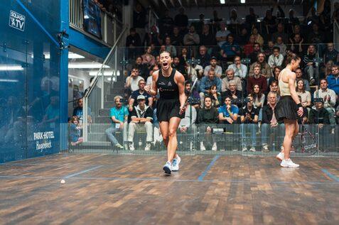 Jasmine Hutton (li) bejubelt ihren Finalsieg gegen Nele Gilis - Bild: PSA Squash Tour