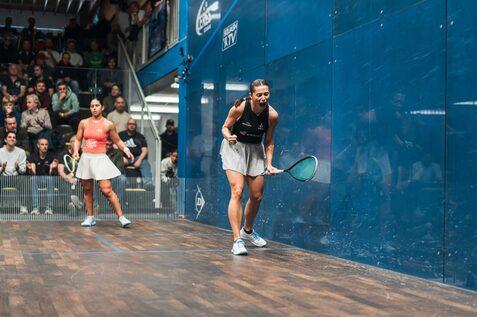 Jasmine Hutton (re) gewinnt gegen die topgesetzte Salmy Hany (li) - Bild: PSA Squash Tour