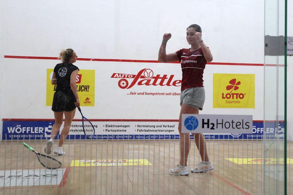 Maya Weishar (re, Paderborn) bejubelt ihren Sieg im Finale gegen Sharon Sinclair - Bild: Christian Lortat
