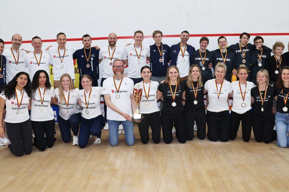 Gruppenbild der Siegerteams und zweitplatzierten Mannschaften bei der Bundesliga-Endrunde und Deutschen Damen-Mannschaftsmeisterschaft in Saarbr&uuml;cken - Bild: Christian Lortat