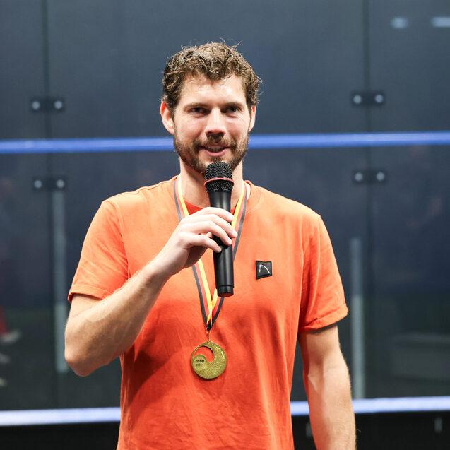 Michael Aurich in seiner Siegerrede nach dem Gewinn der Herren Ü35 - Bild: DSQV - Lennard Jessen
