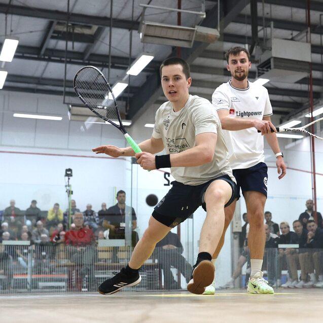 Yannik Omlor (li) gewinnt das entscheidende Match gegen Viktor Byrtus (Paderborn) und sicherte Sportwerk Hamburg damit die Deutsche Mannschaftsmeisterschaft 2026 - Bild: Christian Lortat
