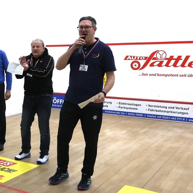 V.r.n.l.: DSQV-Pr&auml;sident Michael G&auml;de, Squash Factory Saar Pfalz - Vorsitzender Johannes Wessela und Saar Squash Verband - Pr&auml;sident Frank Skowronek - Bild: Christian Lortat