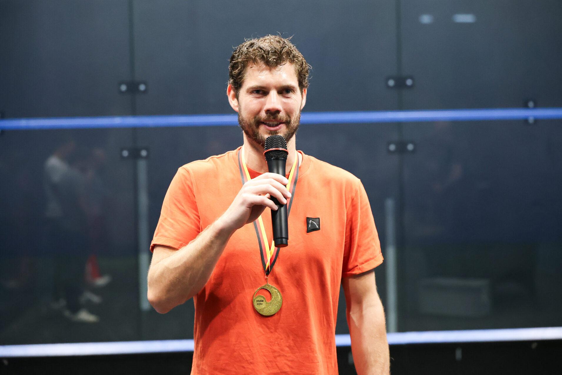 Michael Aurich in seiner Siegerrede nach dem Gewinn der Herren Ü35 - Bild: DSQV - Lennard Jessen