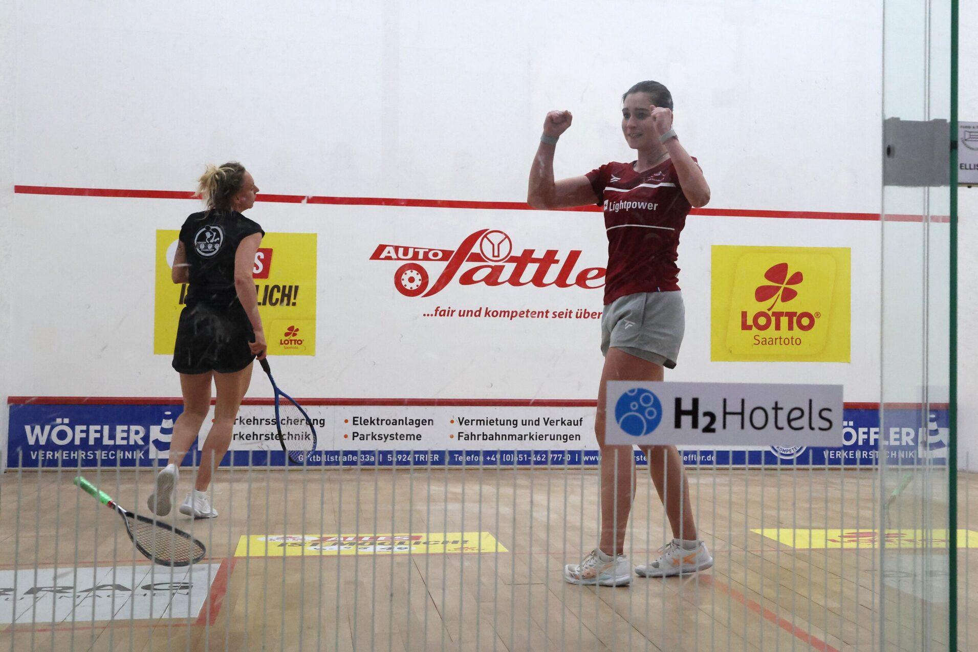 Maya Weishar (re, Paderborn) bejubelt ihren Sieg im Finale gegen Sharon Sinclair - Bild: Christian Lortat