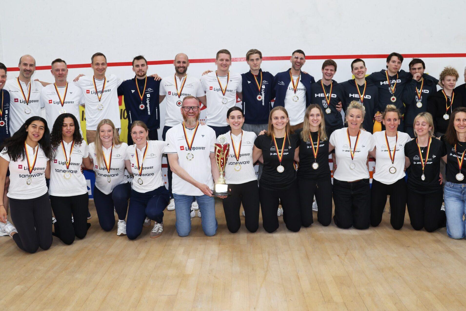 Gruppenbild der Siegerteams und zweitplatzierten Mannschaften bei der Bundesliga-Endrunde und Deutschen Damen-Mannschaftsmeisterschaft in Saarbr&uuml;cken - Bild: Christian Lortat