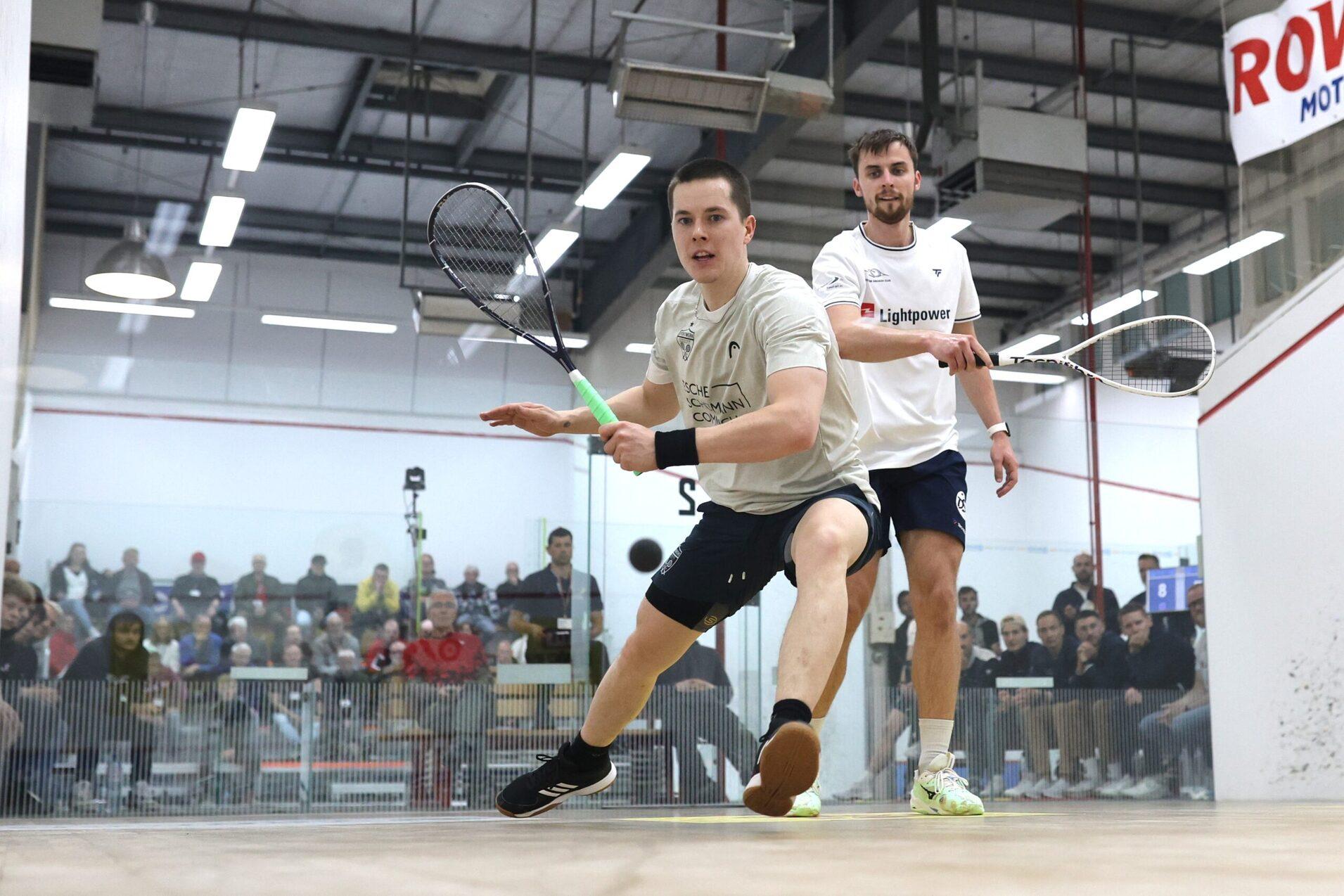 Yannik Omlor (li) gewinnt das entscheidende Match gegen Viktor Byrtus (Paderborn) und sicherte Sportwerk Hamburg damit die Deutsche Mannschaftsmeisterschaft 2026 - Bild: Christian Lortat