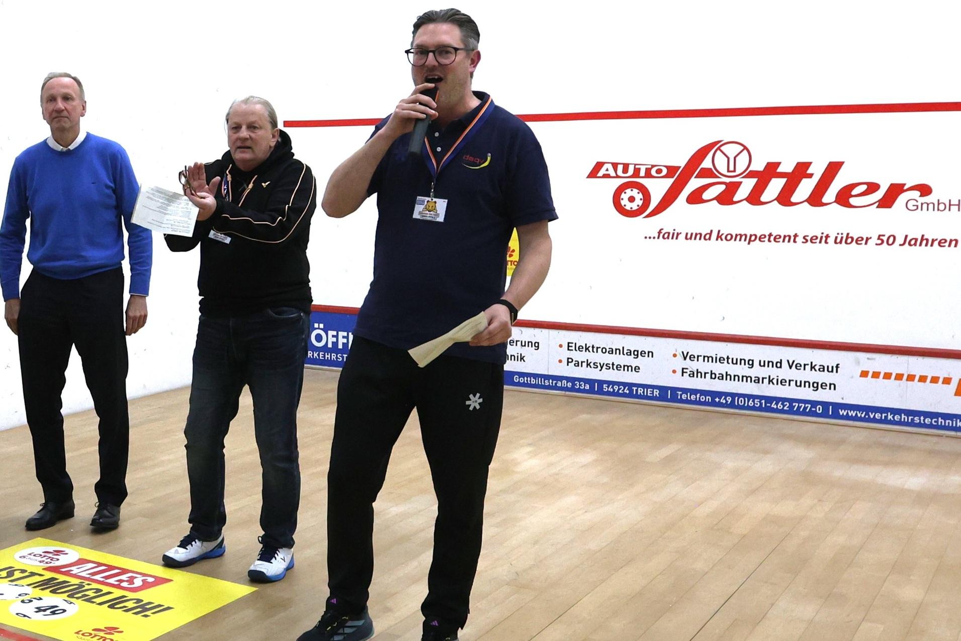 V.r.n.l.: DSQV-Pr&auml;sident Michael G&auml;de, Squash Factory Saar Pfalz - Vorsitzender Johannes Wessela und Saar Squash Verband - Pr&auml;sident Frank Skowronek - Bild: Christian Lortat