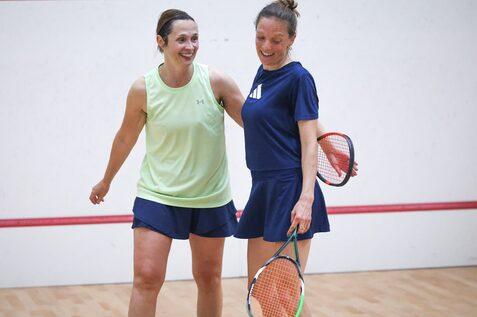 Melanie Kreisel (li) und die Siegerin Katrin Wirsching-Hepp (re) nach dem Damenfinale - Bild: DSQV - Lennard Jessen