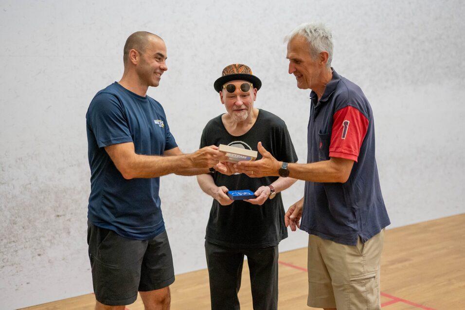 John Marsden (re) gewinnt die Altersklasse &Uuml;65 der Croatian Masters Open 2026. In der Mitte ist der Drittplatzierte Gerhard Hager und links Turnierorganisator Verdran Svonja zu sehen - Bild (es fehlt der Zweitplatzierte Jan Kviecinsky): DSQV