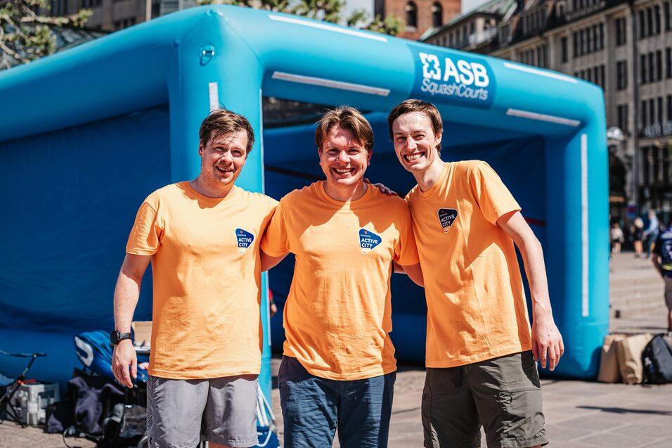 Ein mobiler aufblasbarer Court kam vor dem Hamburger Rathaus zum Einsatz. Im Squash-Helferteam dabei der neue Vorstand des Hamburger Squash Verbandes (v.l.n.r.): Simon Nordstad, David Liebmann und Oleg Janke - Bild: Hansebeach/Justus Stegemann
