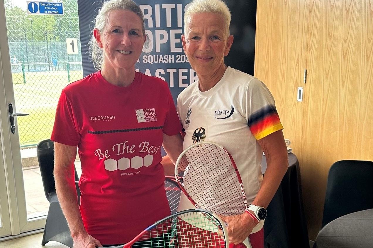 St&ouml;rte Becker (re) im Duell in der Gruppenphase mit der sp&auml;teren &Uuml;60 - Altersklassensiegerin Hilary Kenyon - Bild: DSQV
