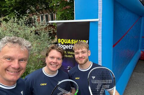 V.l.n.r.: J&ouml;rg Kraft, David Liebmann und Sven Mecklenbeck von der SquashUp! Initiative an der Ida-Ehre-Schule zu Gast - Bild: SquashUp!