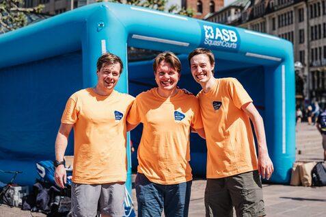 Ein mobiler aufblasbarer Court kam vor dem Hamburger Rathaus zum Einsatz. Im Squash-Helferteam dabei der neue Vorstand des Hamburger Squash Verbandes (v.l.n.r.): Simon Nordstad, David Liebmann und Oleg Janke - Bild: Hansebeach/Justus Stegemann