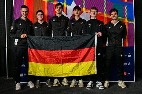 Gregor Fischer-Vulpe (Physio), Owen Hecker, Alessio Fumagalli, Oleksii Bielikov, Levi Visser, Valentin Rapp (v. l. n. r)
